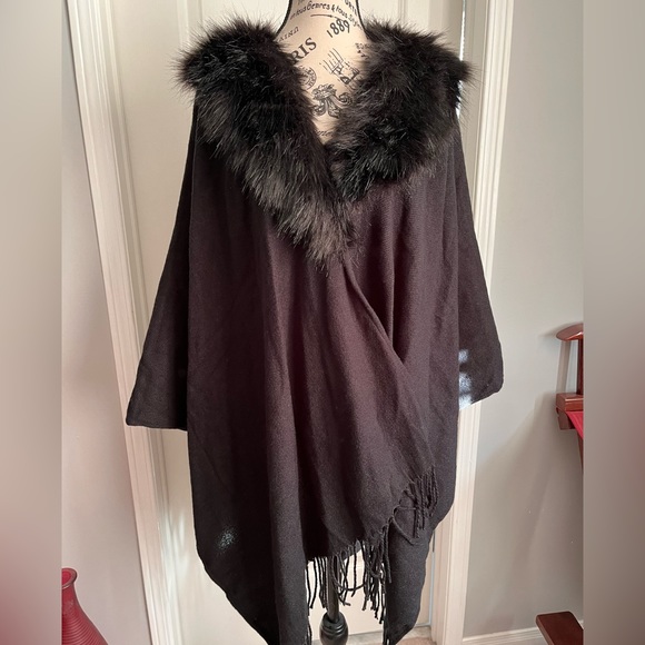 New faux fur collar poncho - Picture 2 of 7